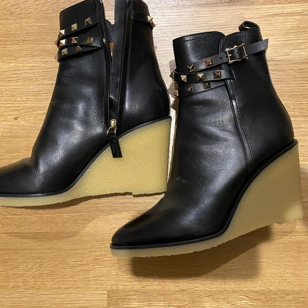 Valentino Garavani Rockstud wedge boots - Picture 3 of 3